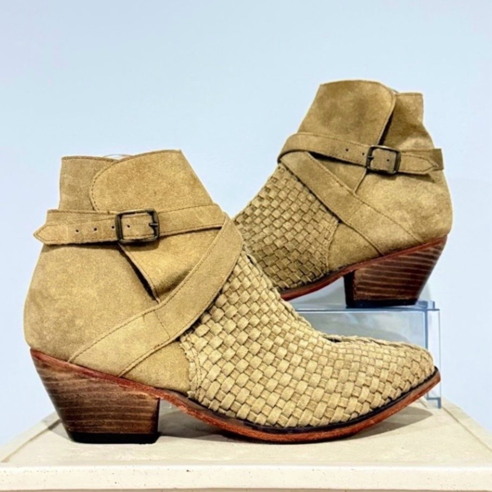 Free People Tan Venture Suede Ankle Boots
Distressed Boho Booties Size 40 NWT - Picture 5 of 9